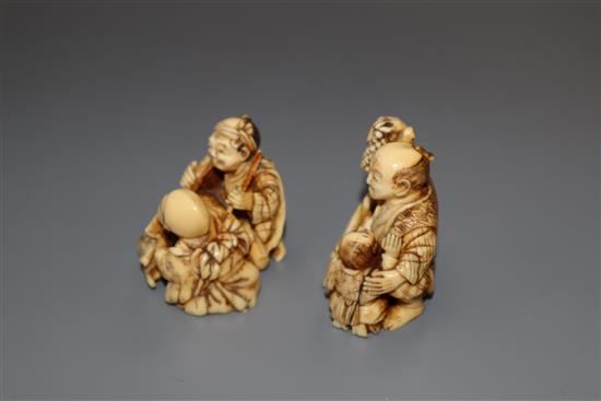 Two Japanese ivory netsuke, tallest 4cm